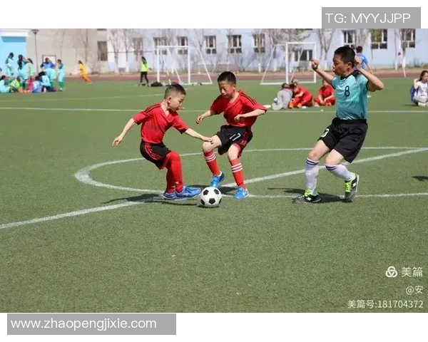 小孩足球明星同框合影高清展示青春活力与梦想追逐