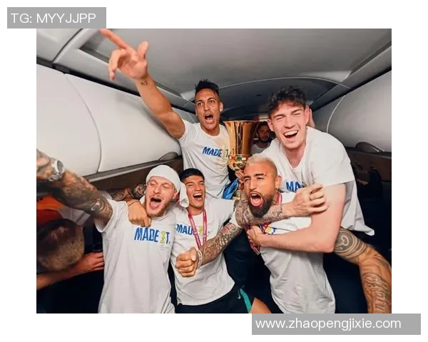 老年足球明星重聚欢庆时刻合影展现岁月风采与友谊的珍贵瞬间