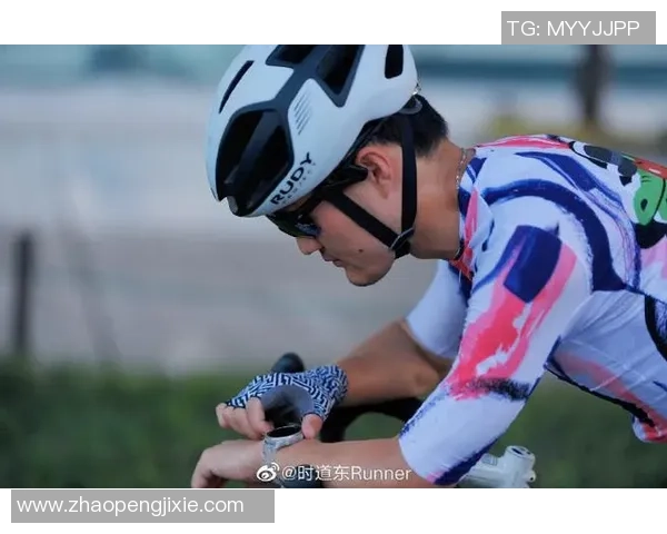 时尚与运动完美结合豹纹足球服引领潮流新风尚